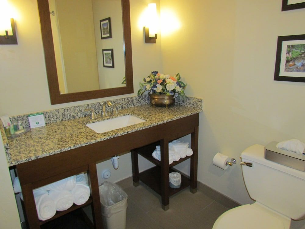 Heartland Inn and Suites Classic Double Queen Room 3