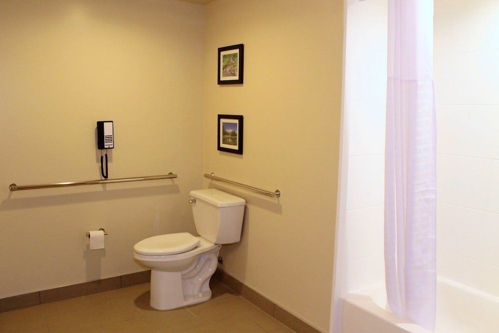 Heartland Inn and Suites Family Room 2