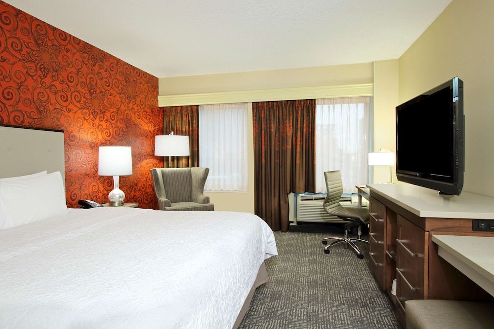 Hampton Inn & Suites Columbus-Downtown Room, 1 King Bed, Non Smoking 2