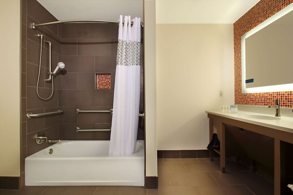 Suite, 1 King Bed, Accessible, Non Smoking
