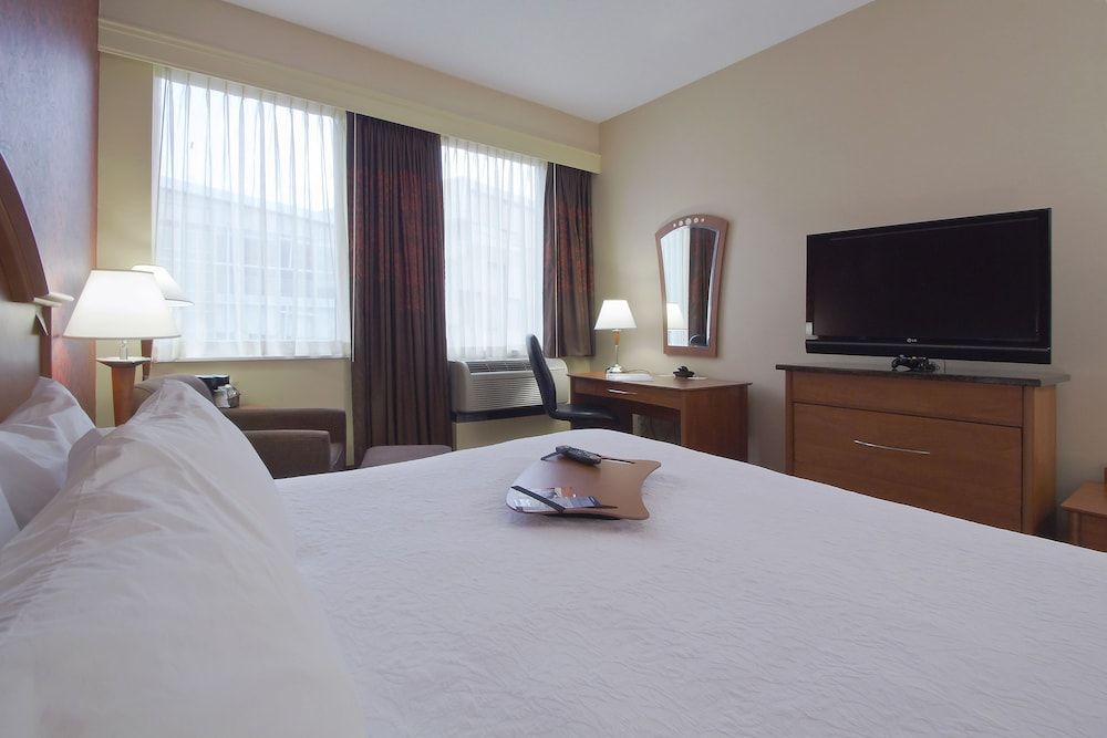 Hampton Inn & Suites Columbus-Downtown Room, 1 King Bed, Non Smoking