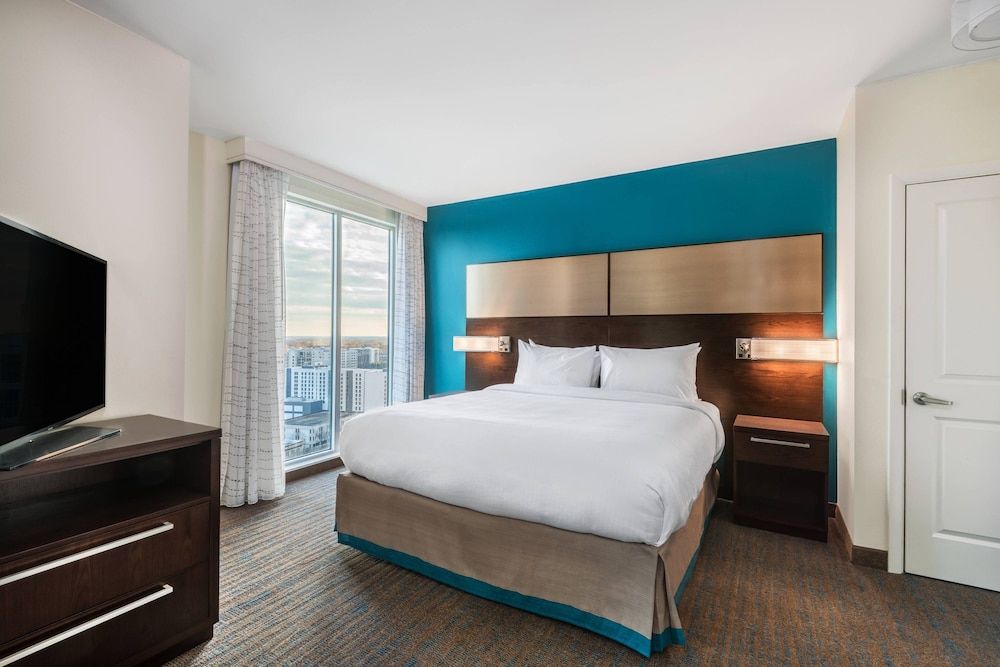 Studio, 1 King Bed with Sofa bed (Hearing Accessible)