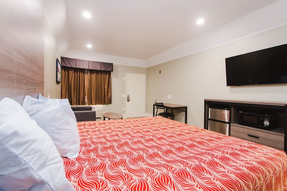 Palace Inn Beltway 8 & Westview Superior Room, 1 King Bed, Smoking 9