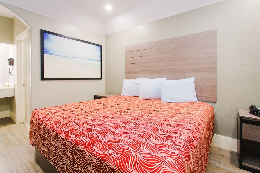 Palace Inn Beltway 8 & Westview Superior Room, 1 King Bed, Smoking 5