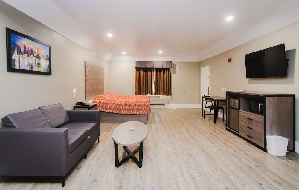 Palace Inn Beltway 8 & Westview Superior Room, 1 King Bed, Smoking 3