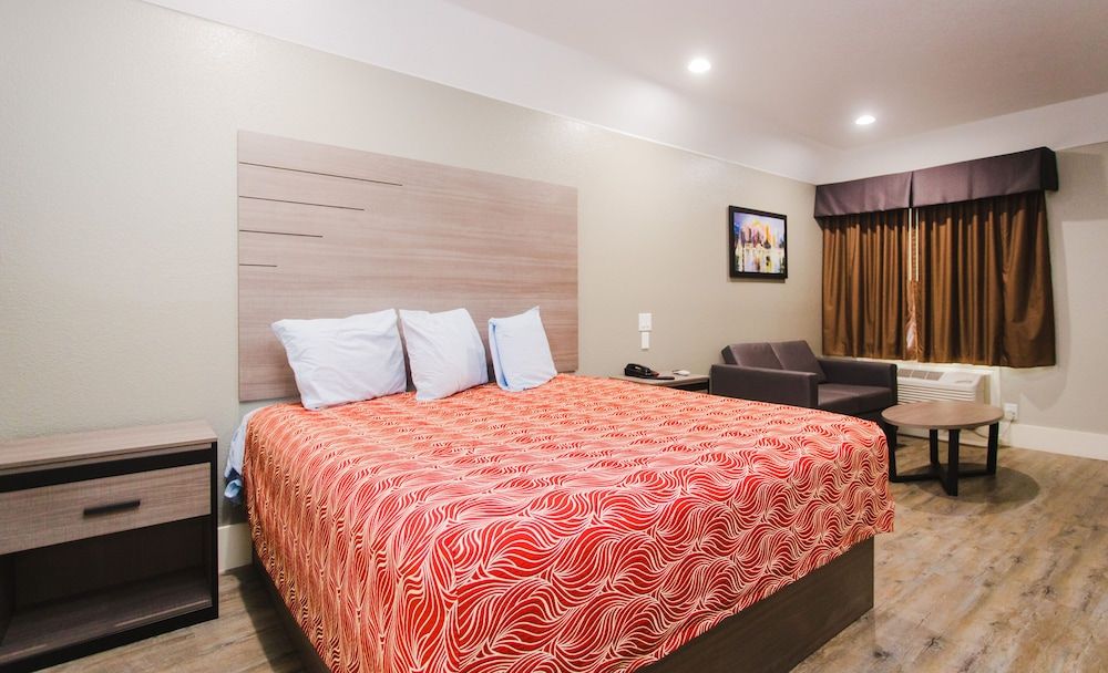 Palace Inn Beltway 8 & Westview Superior Room, 1 King Bed, Smoking 7