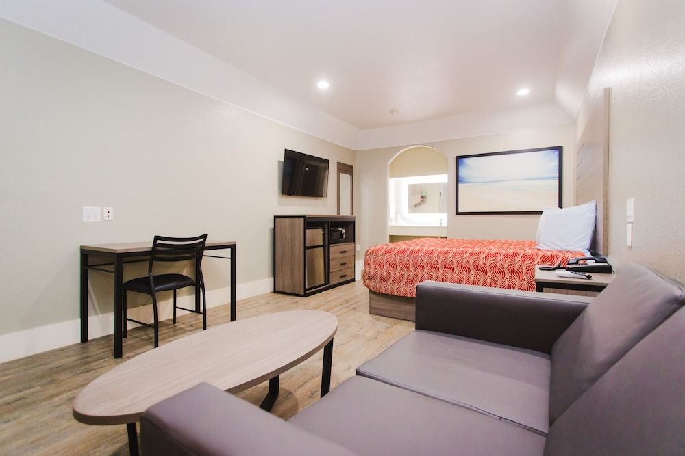 Palace Inn Beltway 8 & Westview Superior Room, 1 King Bed, Smoking 10