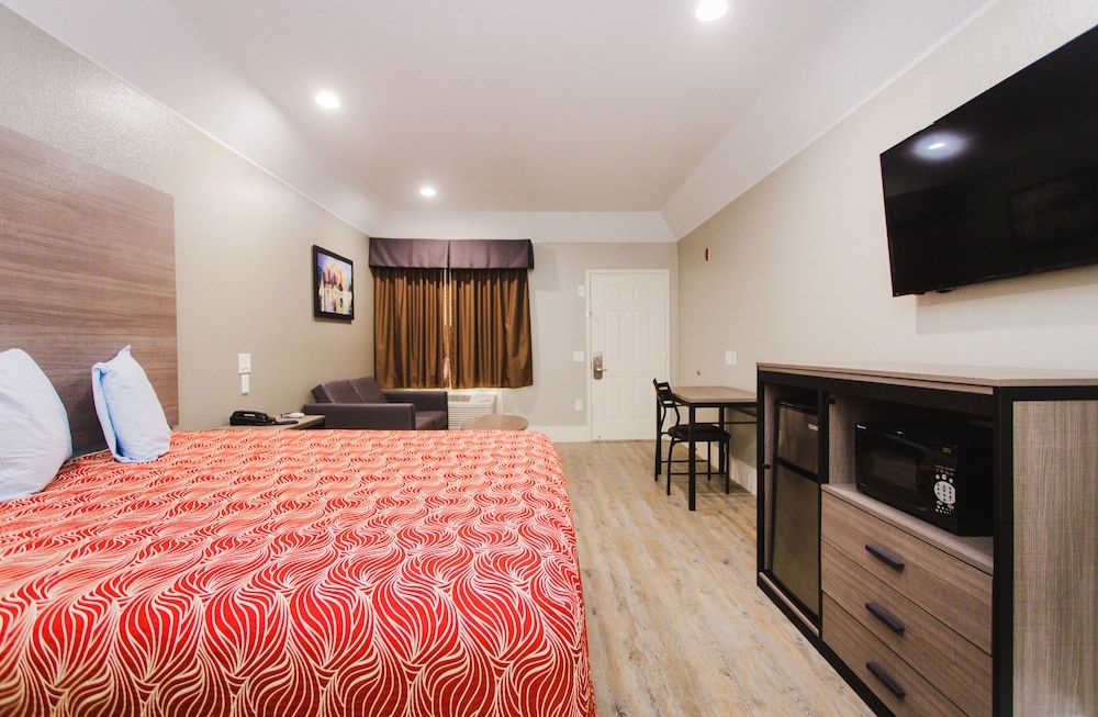 Palace Inn Beltway 8 & Westview Superior Room, 1 King Bed, Smoking 8