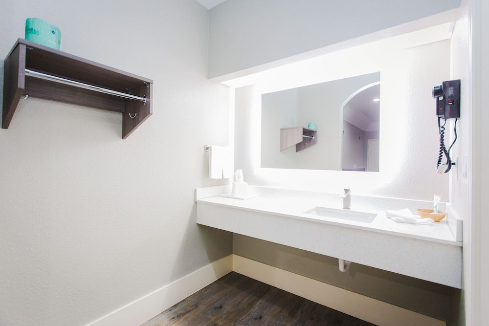 Palace Inn Beltway 8 & Westview Superior Room, 1 King Bed, Smoking 17