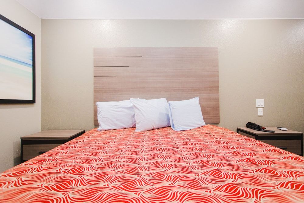 Palace Inn Beltway 8 & Westview Superior Room, 1 King Bed, Smoking 6