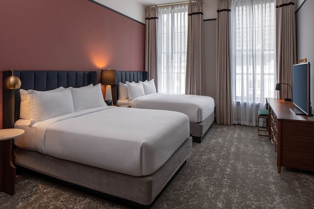 Suite (Editors, 2 Queen Beds with Sofa bed)
