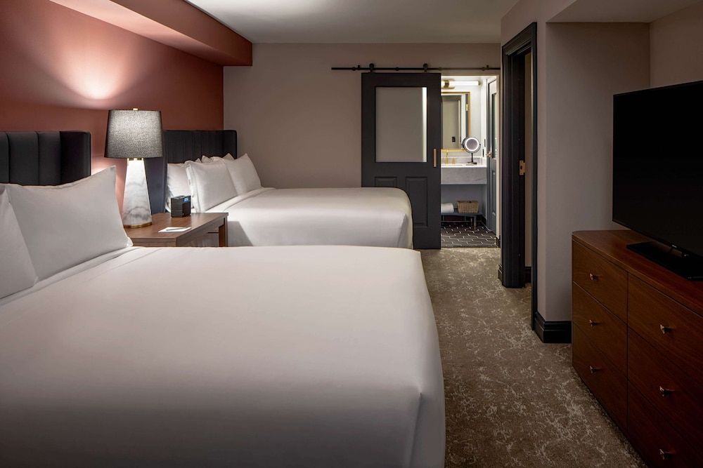 Suite (Editors, 2 Queen Beds with Sofa bed)