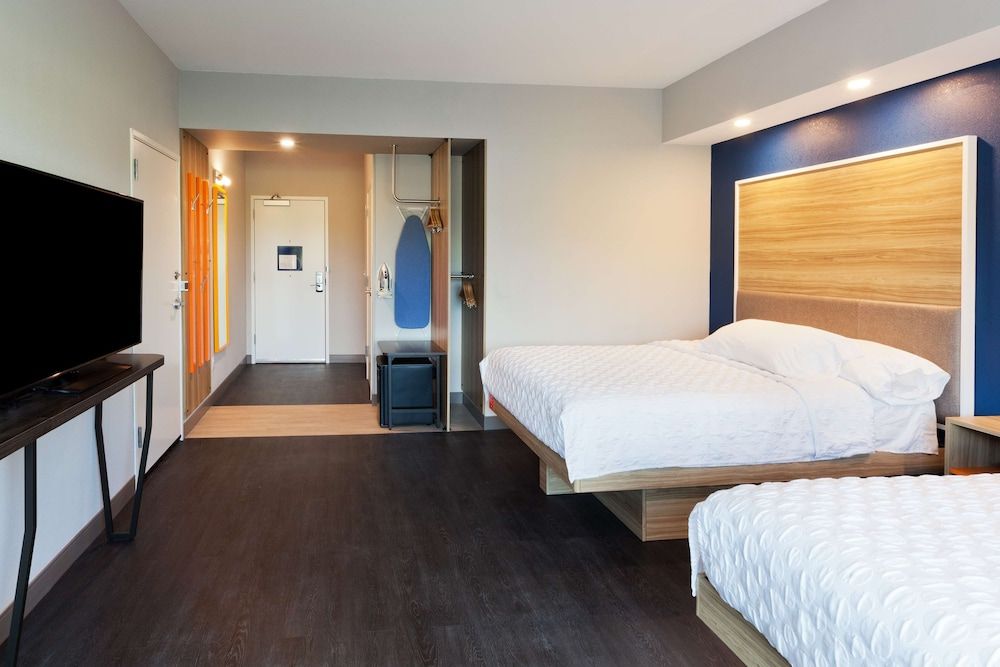 Room, 2 Queen Beds, Accessible, Bathtub