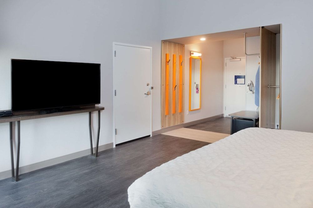 Room, 1 King Bed, Accessible (Hearing)