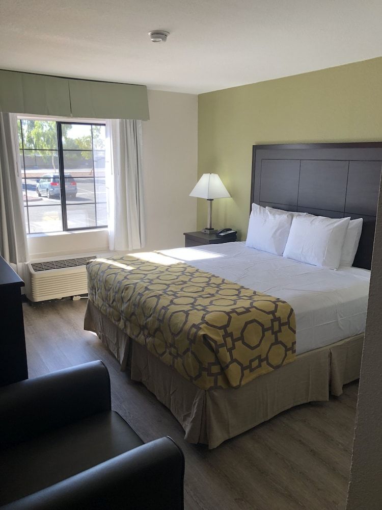 Baymont by Wyndham Phoenix I-10 near 51st Ave Room, 1 King Bed, Non Smoking 2