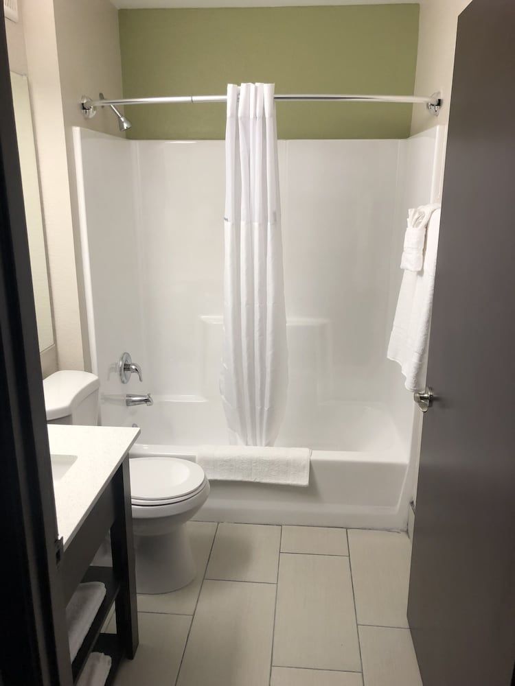 Baymont by Wyndham Phoenix I-10 near 51st Ave Room, 1 King Bed, Non Smoking 6