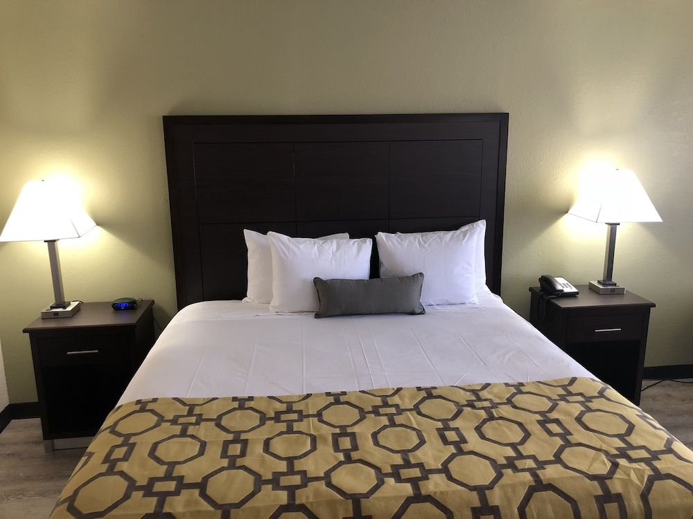 undefined Baymont by Wyndham Phoenix I-10 near 51st Ave 4