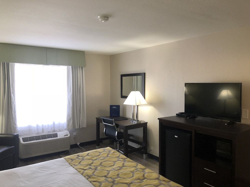 Baymont by Wyndham Phoenix I-10 near 51st Ave Room, 1 King Bed, Non Smoking 8