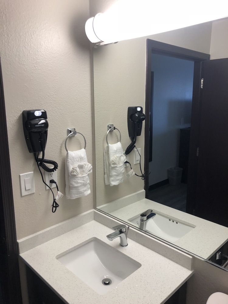Baymont by Wyndham Phoenix I-10 near 51st Ave Room, 1 King Bed, Non Smoking 5