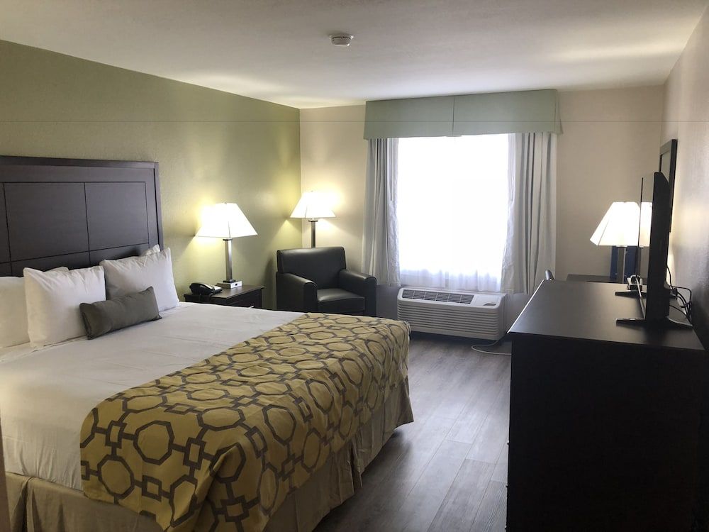 Baymont by Wyndham Phoenix I-10 near 51st Ave Room, 1 King Bed, Non Smoking 3