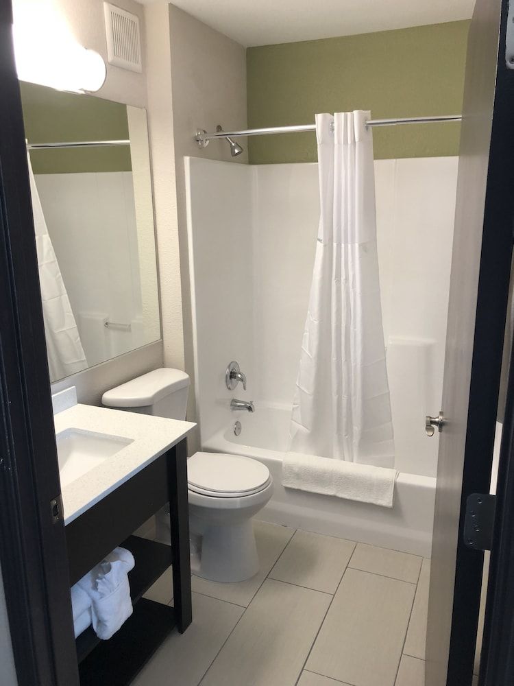 Baymont by Wyndham Phoenix I-10 near 51st Ave Room, 1 King Bed, Non Smoking 4