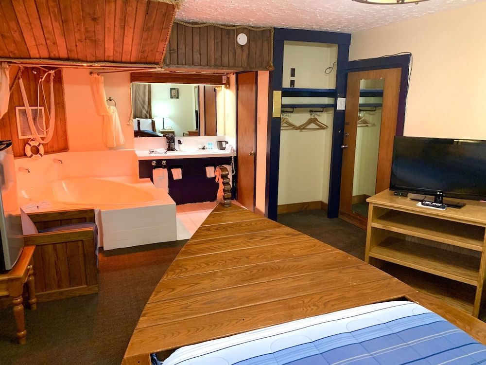 Don Q Inn Float Room, 1 Queen Bed (Downstairs) 8