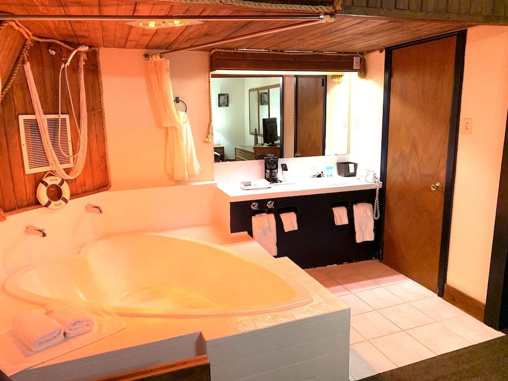 Don Q Inn Float Room, 1 Queen Bed (Downstairs) 6