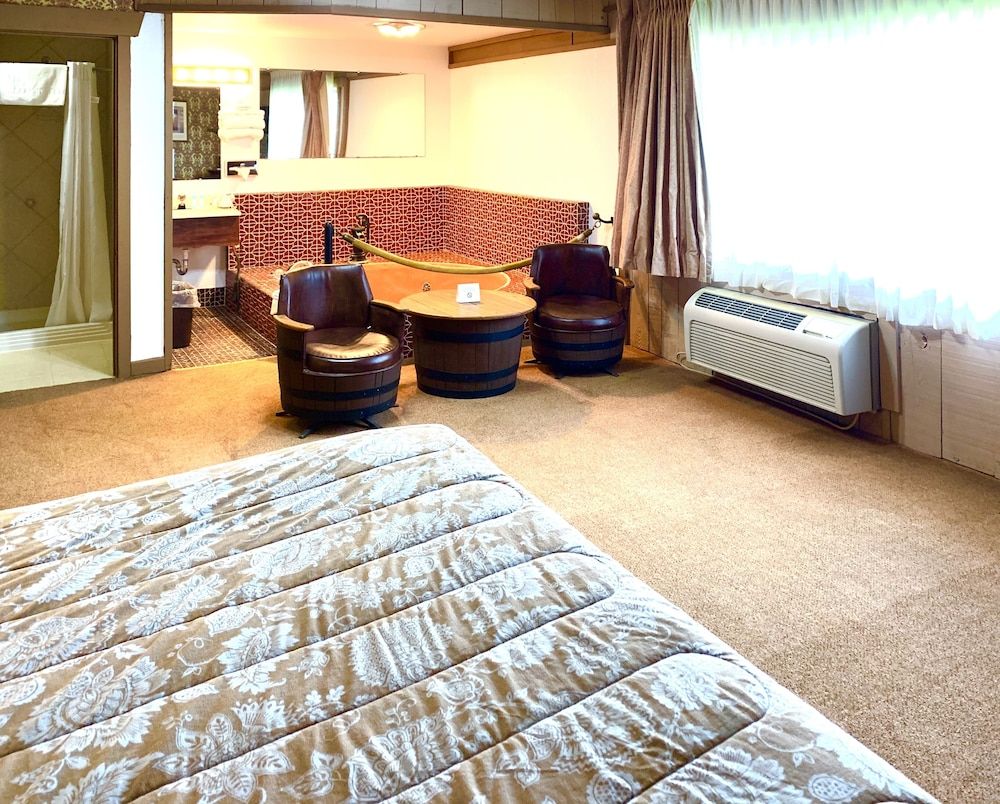 Don Q Inn Shotgun, 1 King Bed (Main Floor) 3