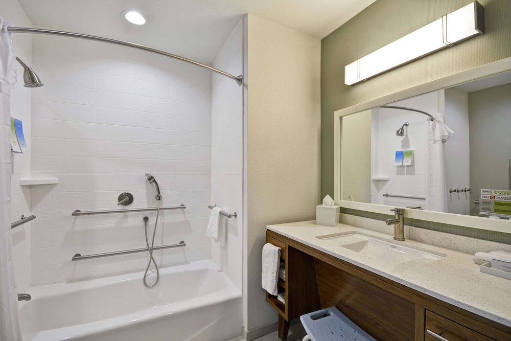 Room, 1 King Bed, Accessible, Corner (Mobility & Hearing, Bathtub)