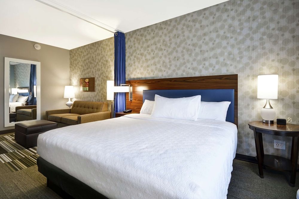 Room, 1 King Bed, Accessible, Corner (Mobility & Hearing, Bathtub)