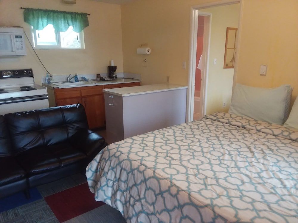 Shiny Motel Family Suite, 2 Queen Beds 3