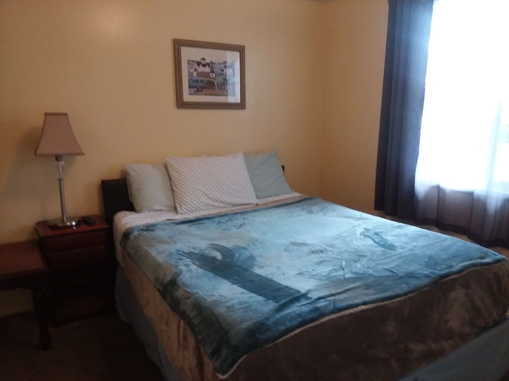 Shiny Motel Single Room, 1 Queen Bed, Non Smoking 11