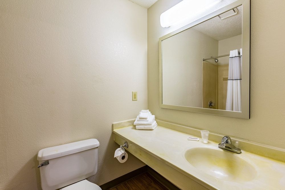 HomeTowne Studios by Red Roof Atlanta NE - Downtown Norcross Standard Studio, 1 Queen Bed, Accessible, Non Smoking 3