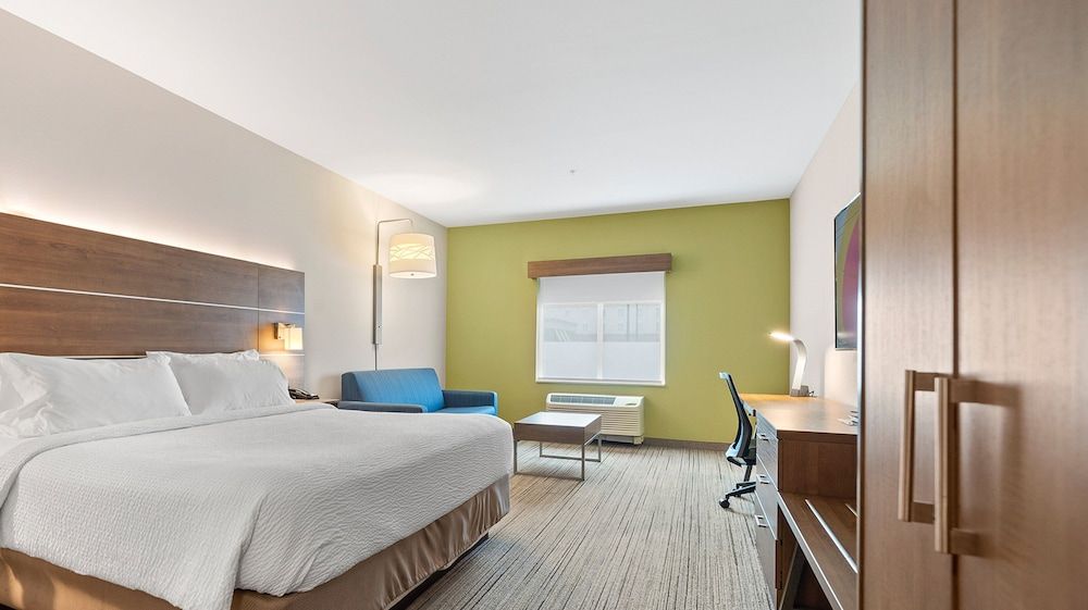 Suite, 1 King Bed, Accessible (Mobility, Tran Shower)
