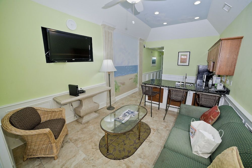 DeSoto Beach Gardens Deluxe Suite, 1 Bedroom, Accessible, Kitchen 4