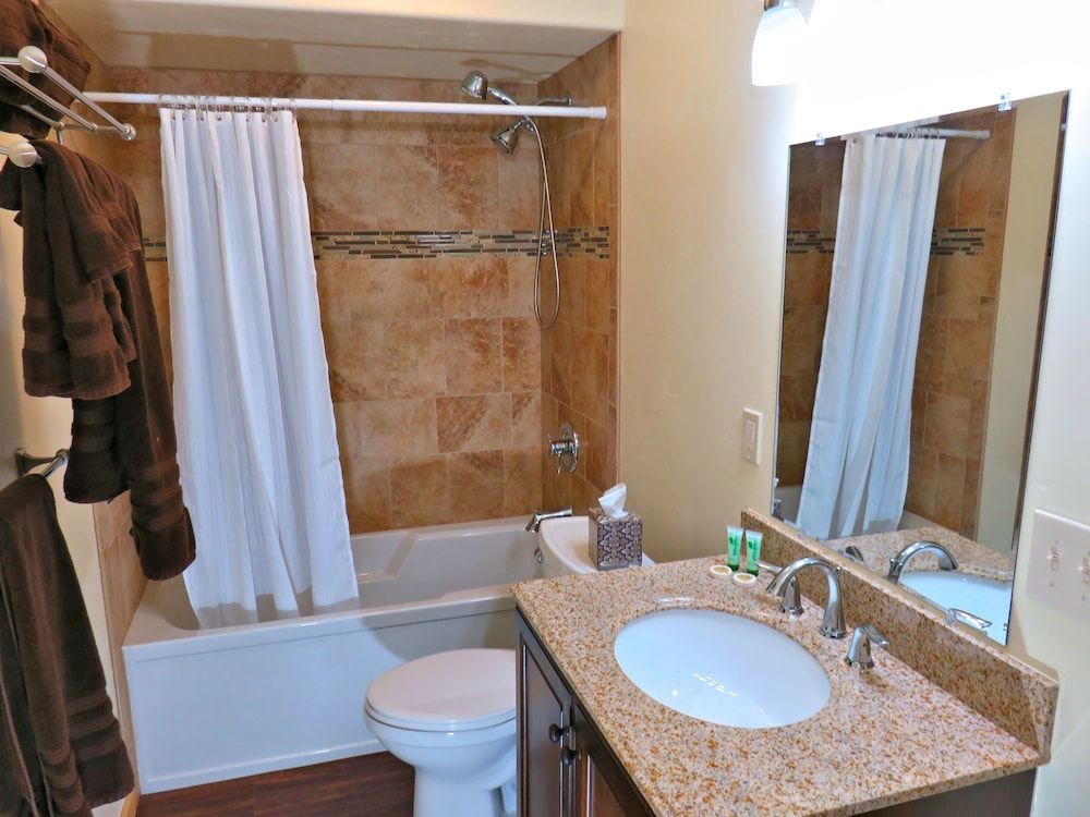 Mein Haus Bed & Breakfast Romantic 1- Bedroom Condo with Full Kitchen 9