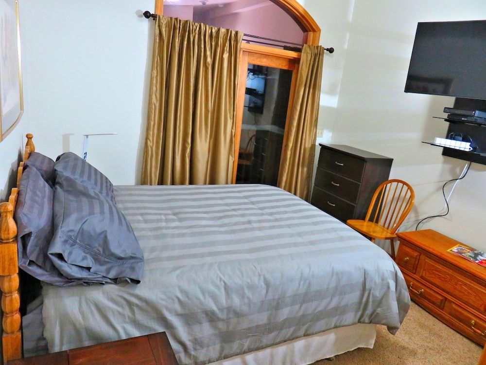 Mein Haus Bed & Breakfast Romantic Queen Bedroom 6