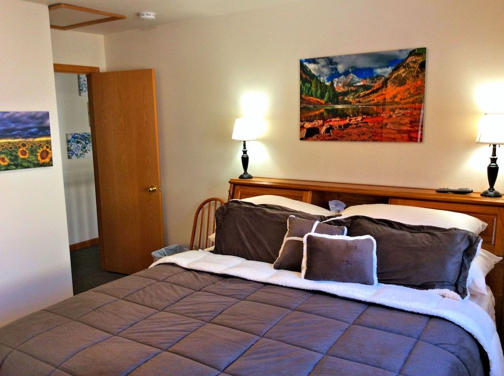 Mein Haus Bed & Breakfast Romantic King Bedroom with Mountain View 3