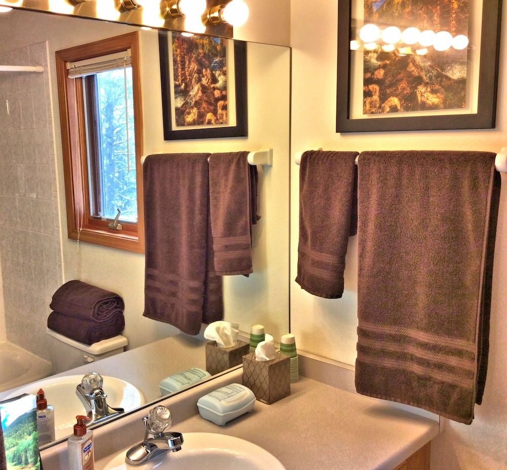 Mein Haus Bed & Breakfast Romantic King Bedroom with Mountain View 6