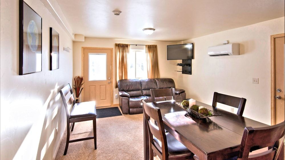 Mein Haus Bed & Breakfast Romantic 1- Bedroom Condo with Full Kitchen 6