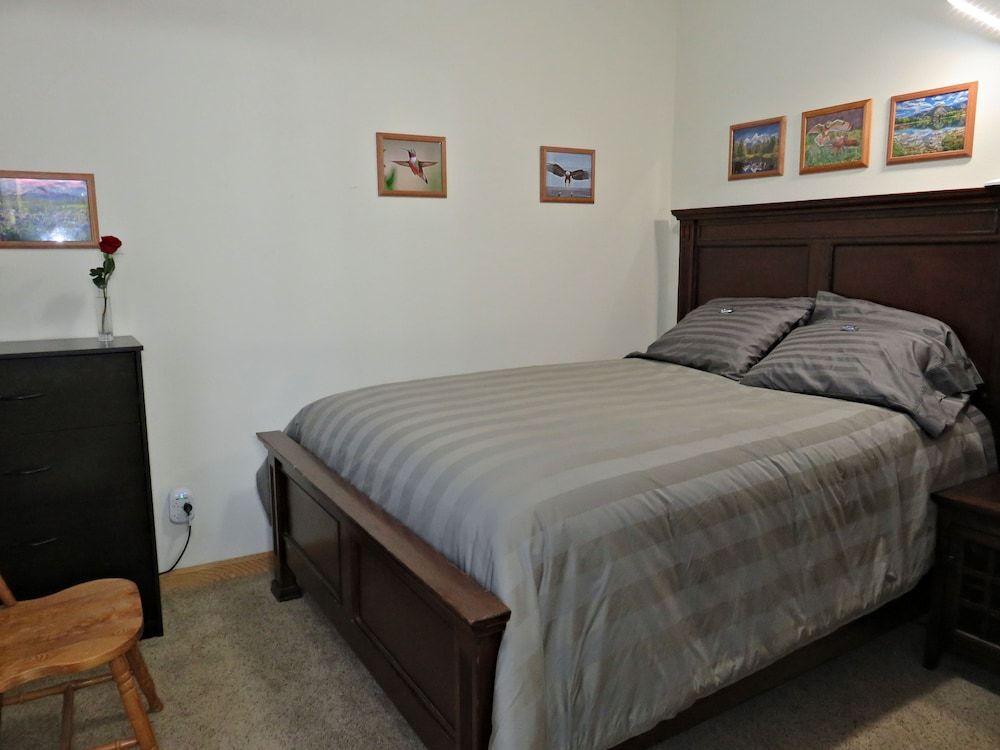 Mein Haus Bed & Breakfast Romantic Queen Bedroom 4