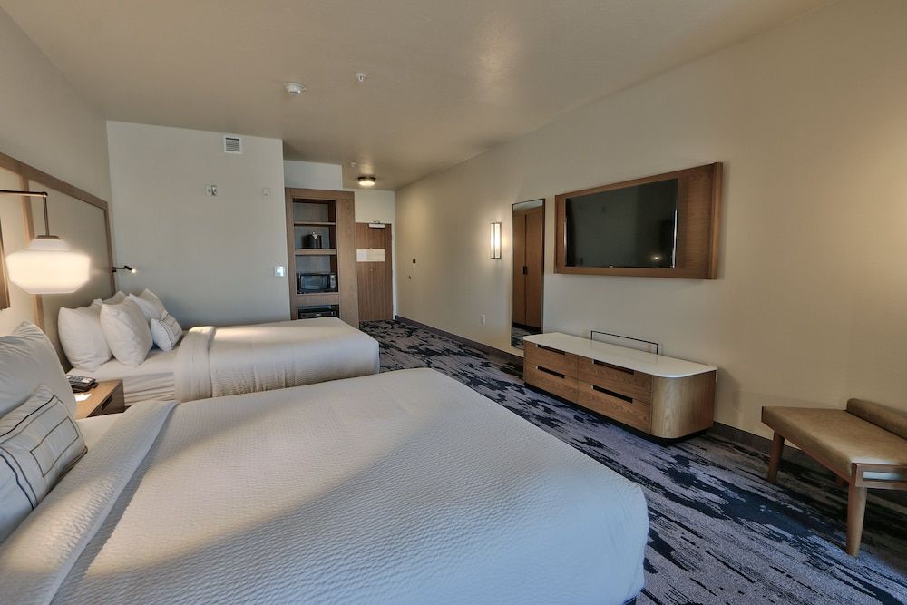 Suite, Multiple Beds (Mobility/Hearing Accessible, Tub)