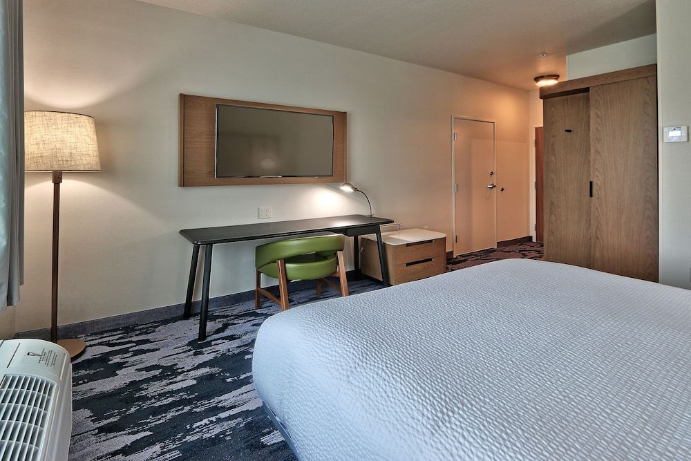 Room, 1 King Bed (Mobility/Hearing Access, Roll-In Shwr)