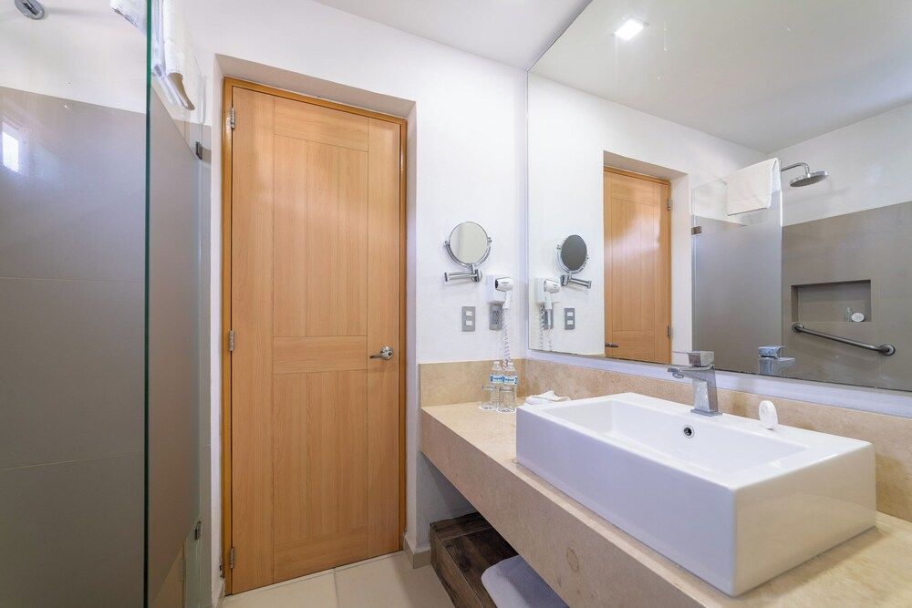 Hotel Castillo Huatulco & Beach Club Standard Room, 1 Queen Bed 3