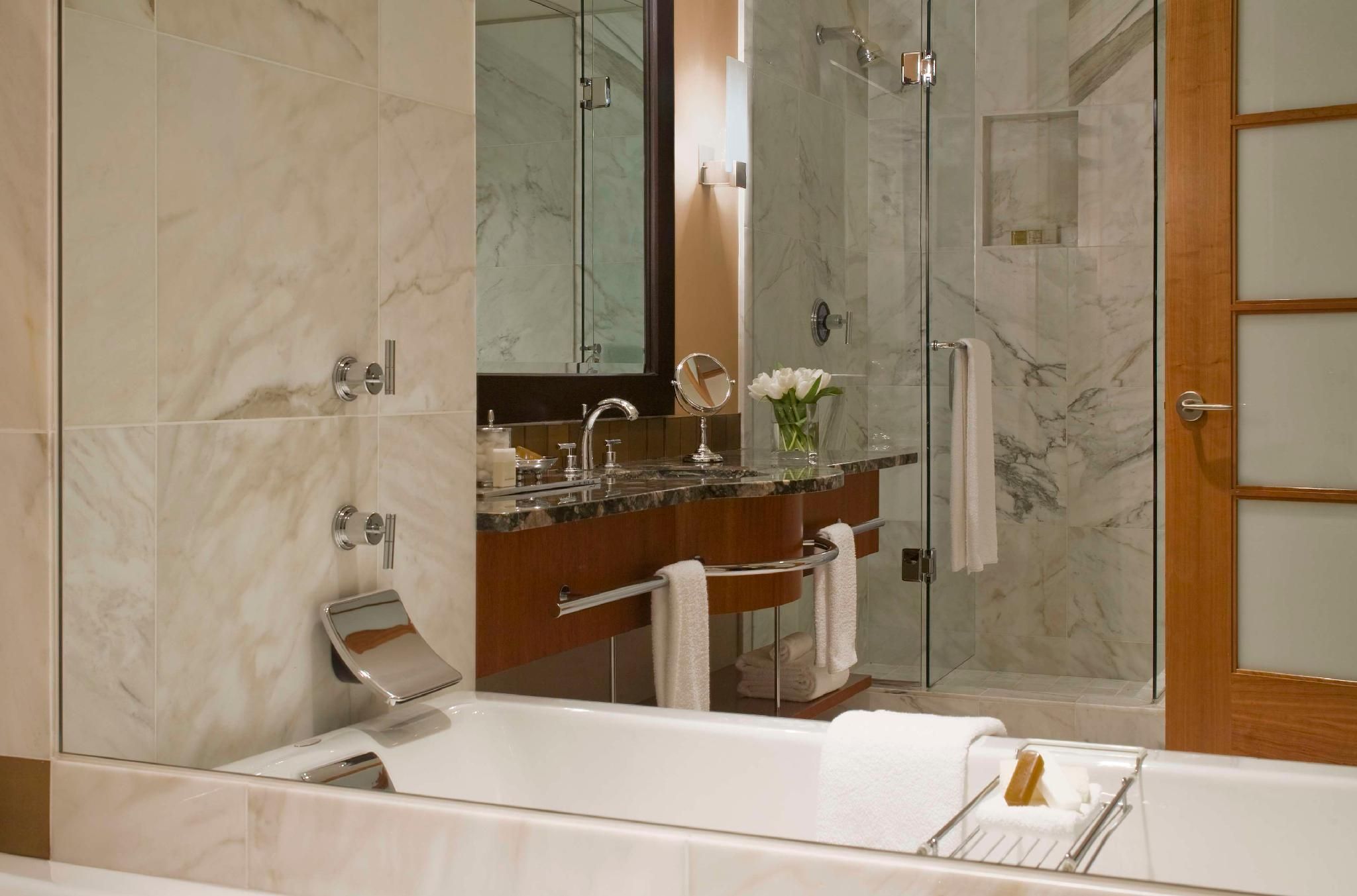 1 King Bed Corner Deluxe Fitness Equipped