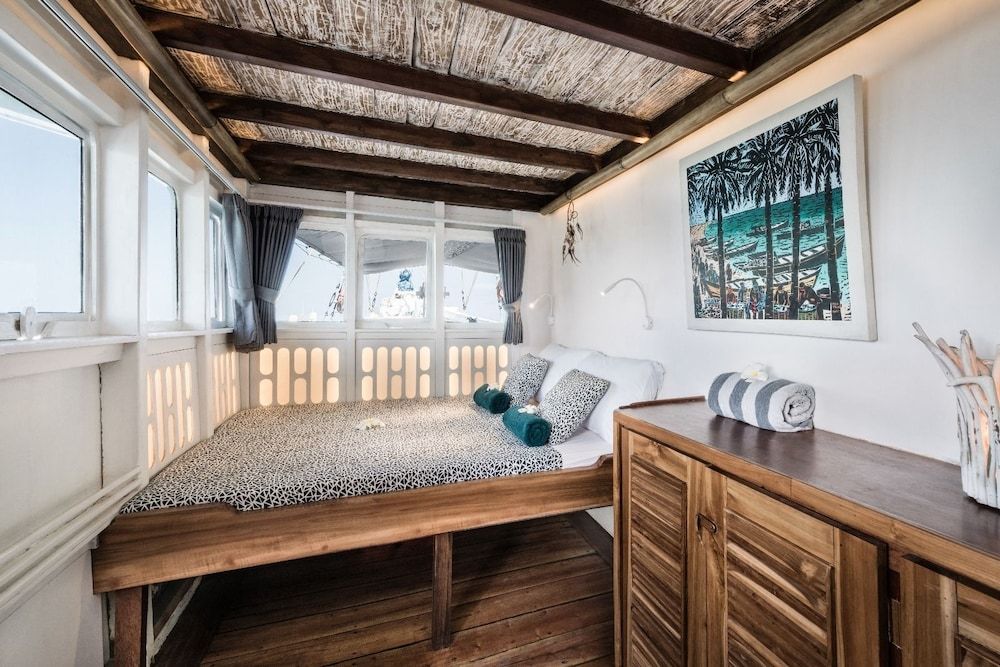 Cabin, Overwater (11 Pax)