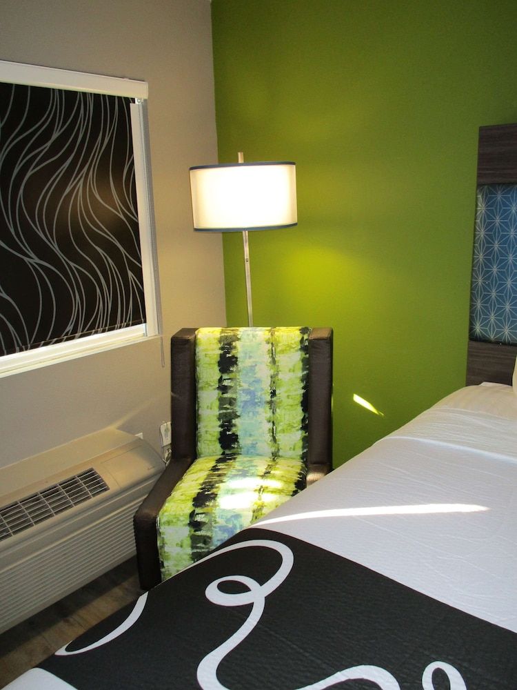 Standard Room, 1 King Bed, Accessible, Bathtub (Delete All)