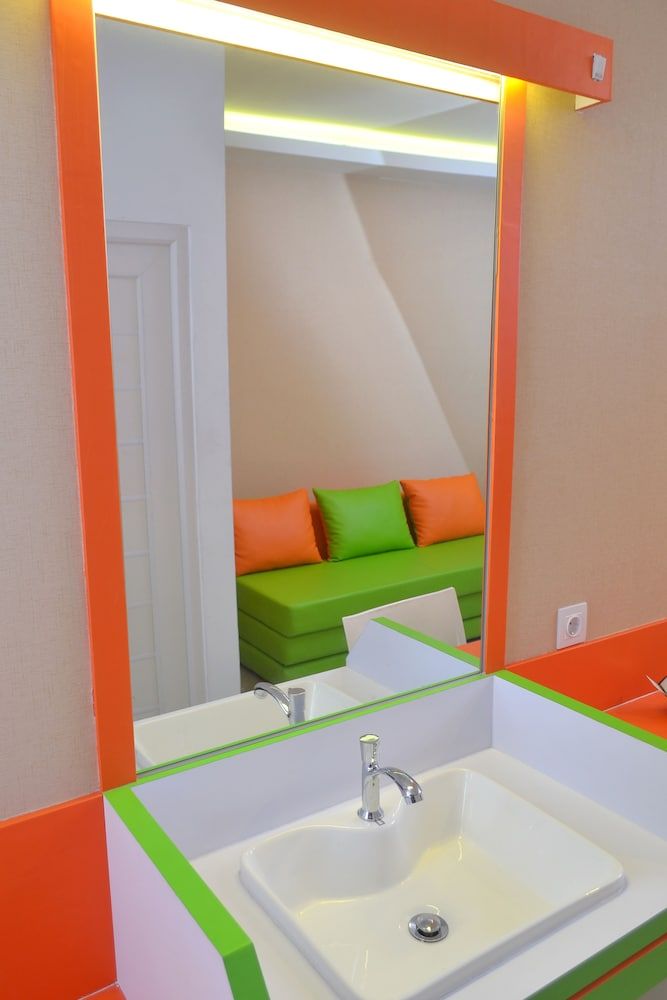 Titanium Express Homtel Deluxe Room 6