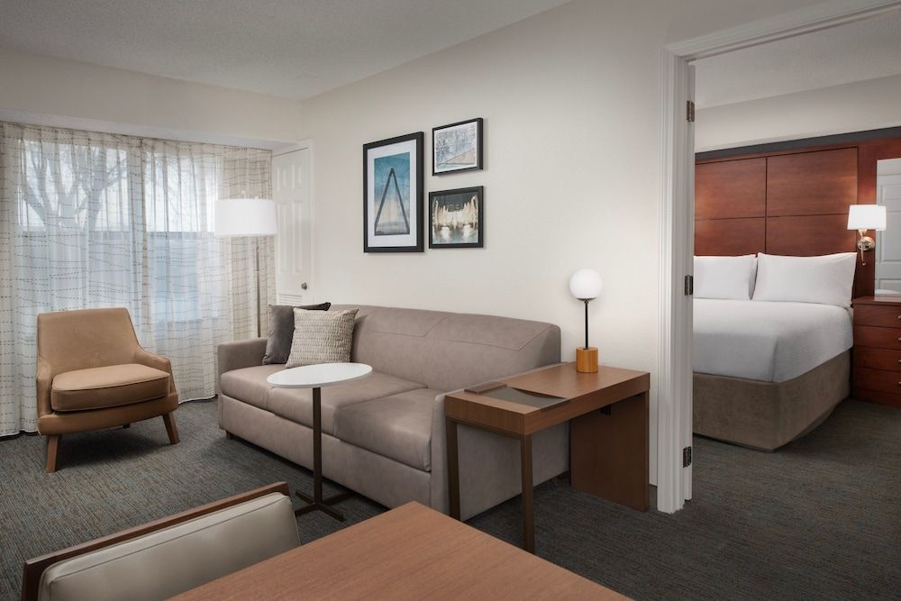 Suite, 2 Bedrooms (Mobility/Hearing Access, Roll-In Shwr)