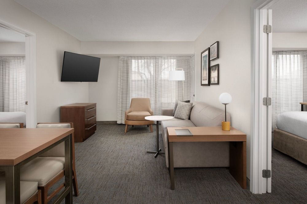 Suite, 2 Bedrooms (Mobility/Hearing Access, Roll-In Shwr)